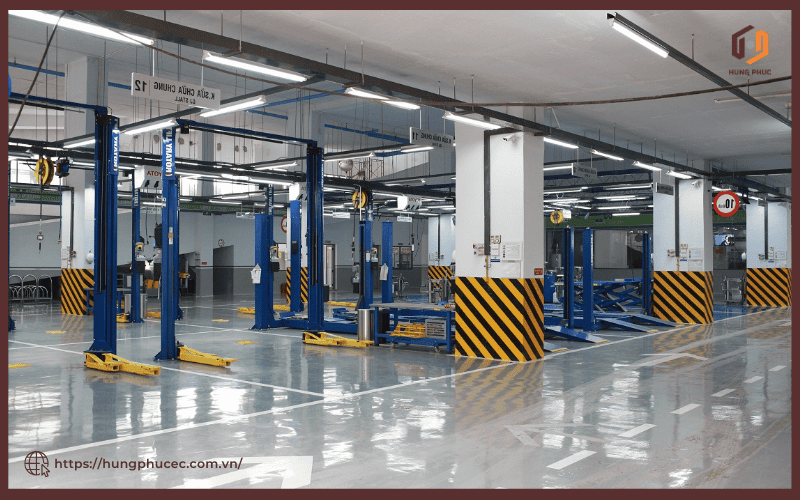 Khu vực sửa chữa xe ô tô với các dụng cụ và thiết bị chuyên dụng trong xưởng sửa chữa xe ô tô.